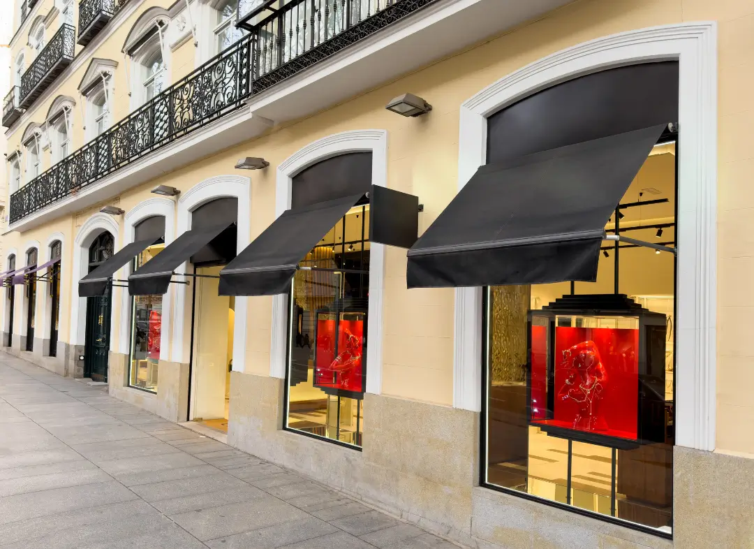 Façade vitrine de magasin en aluminium sur mesure à Trignac